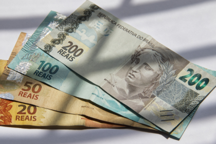 Teciomar Ábila ensina estratégias para fazer seu dinheiro trabalhar por você e alcançar liberdade financeira.