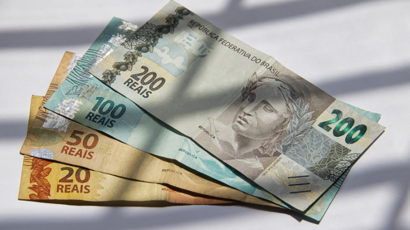 Teciomar Ábila ensina estratégias para fazer seu dinheiro trabalhar por você e alcançar liberdade financeira.