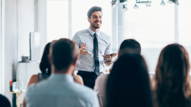 Na visão de Sérgio Bento De Araújo, investir em microcertificações é fortalecer a autonomia docente e acelerar o desenvolvimento profissional na educação contemporânea.