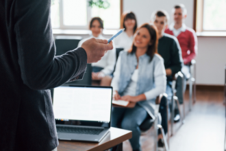 Sérgio Bento De Araújo mostra como as trilhas por competência e as microcertificações estão revolucionando a formação contínua de professores.