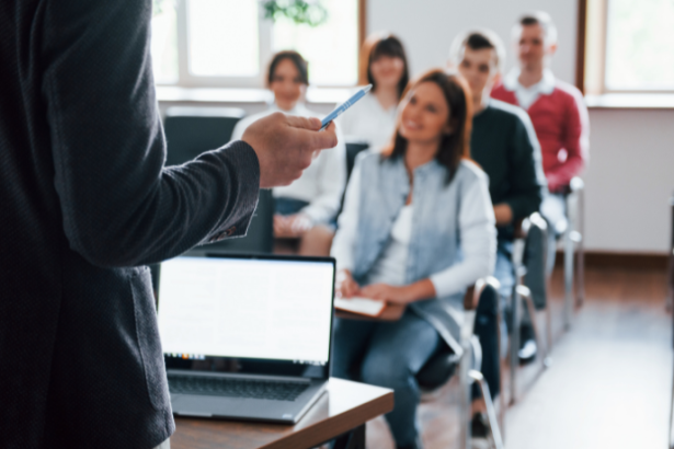 Sérgio Bento De Araújo mostra como as trilhas por competência e as microcertificações estão revolucionando a formação contínua de professores.