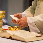 Padre Afasta-se de Função Após Envolver-se em Anúncio Político e Declaração de Candidatura