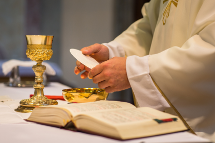 Padre Afasta-se de Função Após Envolver-se em Anúncio Político e Declaração de Candidatura