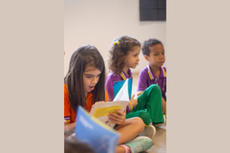 Aprendizagem ativa: Por que priorizar o protagonismo em vez da memorização passiva e como a Sigma Educação e Tecnologia Ltda aplica essa estratégia na prática educacional?