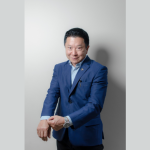 Implantes mamários exigem acompanhamento responsável para monitorar riscos raros, destaca Milton Seigi Hayashi.