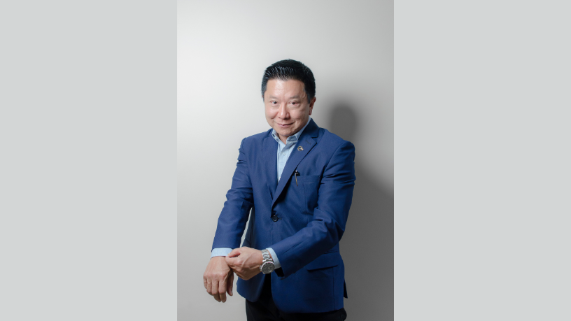 Implantes mamários exigem acompanhamento responsável para monitorar riscos raros, destaca Milton Seigi Hayashi.