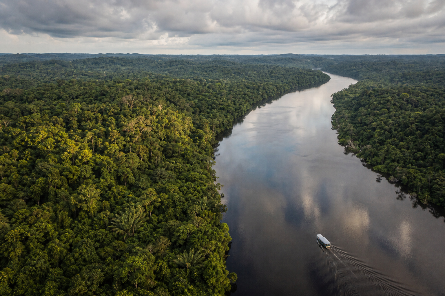 Barco navegando por um rio amazônico próximo à região de fronteira entre Brasil, Colômbia e Peru