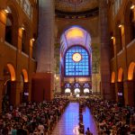 Fiéis participam de uma missa no interior da Basílica de Nossa Senhora Aparecida, em Aparecida (SP).