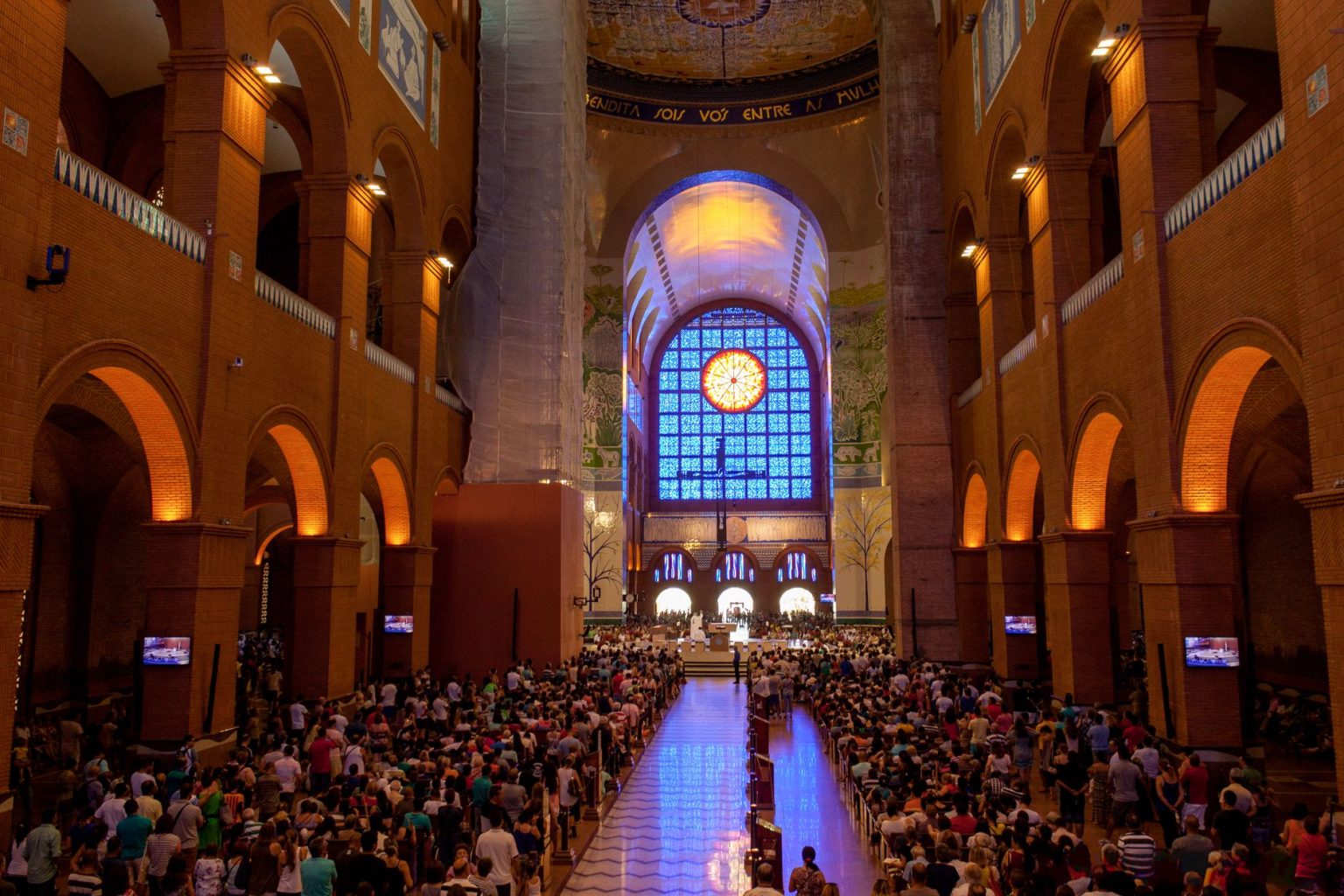 Fiéis participam de uma missa no interior da Basílica de Nossa Senhora Aparecida, em Aparecida (SP).