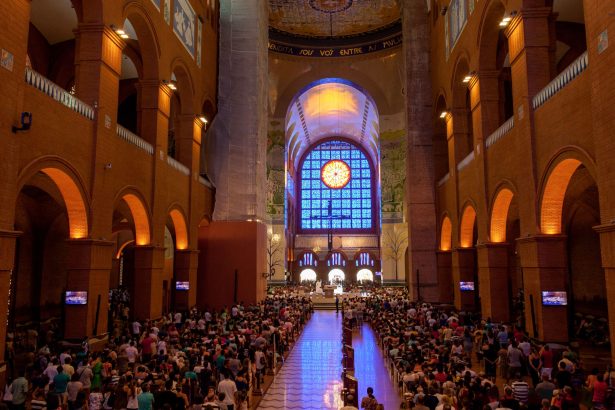 Fiéis participam de uma missa no interior da Basílica de Nossa Senhora Aparecida, em Aparecida (SP).