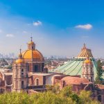 Vista aérea da Basílica de Nossa Senhora de Guadalupe, na Cidade do México, cercada pela área urbana.