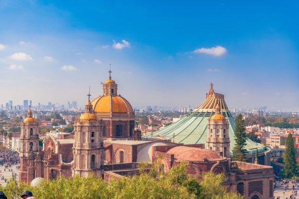 Vista aérea da Basílica de Nossa Senhora de Guadalupe, na Cidade do México, cercada pela área urbana.