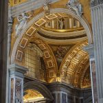 Arcos barrocos ornamentados no interior da Basílica de São Pedro, no Vaticano.
