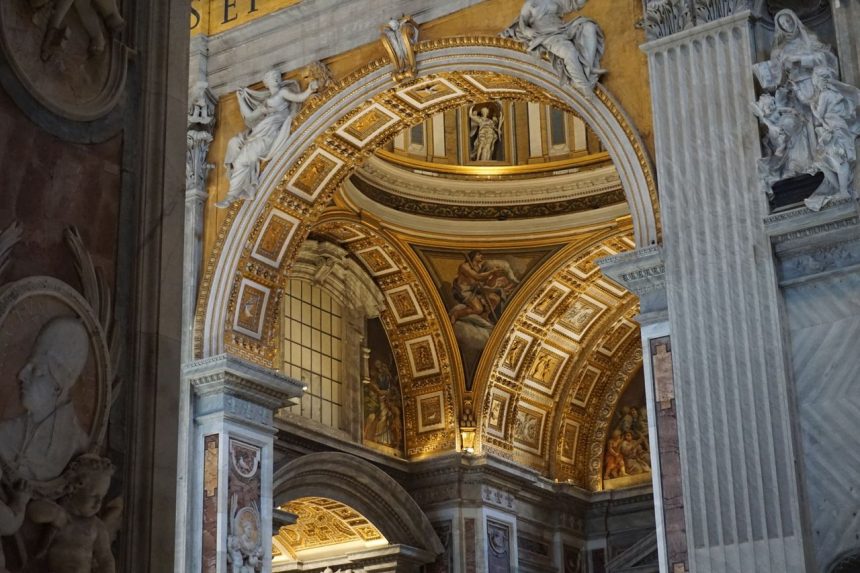 Arcos barrocos ornamentados no interior da Basílica de São Pedro, no Vaticano.
