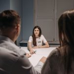 Profissionais de saúde participam de uma reunião em um ambiente clínico.