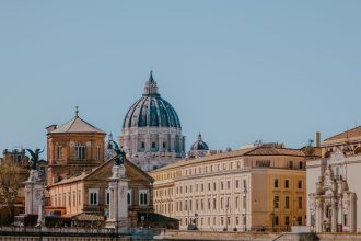 Vista da Basílica de São Pedro, no Vaticano, em Roma.